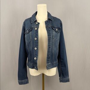 This jacket pairs seamlessly w/ dresses, tees, leggings & everything in between